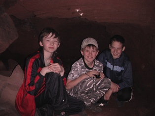 Члены команды *Вятские пилигримы* внутри пещеры-штольни